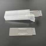 凸スタンプチップは、弊社が製造販売しているマイクロ流体チップの一種です。
微細加工技術を用いて、鋳型を作製し、数μm～数μmという極めて微細な流路（管）やウェル構造・突起構造を基板上に作ります。
そこに液体や気体を流して化学・バイオなどの反応や分析を行うことができます。
手のひらやチップサイズの中に、従来の実験室（ラボ）で行われていた
「混合」「反応」「分離」「検出」といった一連の操作を集約できるため、
「Lab-on-a-Chip（ラボ・オン・チップ）」とも呼ばれています。
凸スタンプチップは、その微細な凸形状を利用して「液体や物質を精密に配置・誘導する」ことに非常に長けています。

- 細胞接着パターニング
- DNA/タンパク質マイクロアレイの作製
- 親水化スポッティング
- 疎水化スポッティング
- 抗体スポッティング　　にご使用いただけます。