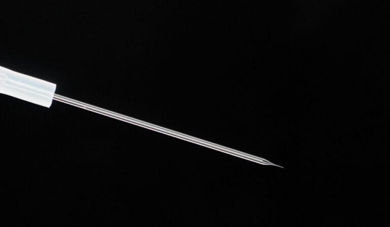 細胞採取・搬送などに用います。
5μm単位での特注対応や100μm以上（最大1000μm程度）
ポリッシュや曲げ、各部の長さ変更など、様々な特注対応が可能です。
G-Tipはストレート形状になっており、以下のアプリケーションで使用されることが多いです。

- シンプルな細胞吸引・吐出
- 実験動物の局所、ゼブラフィッシュ、昆虫、卵など局所への薬剤や細胞の注射